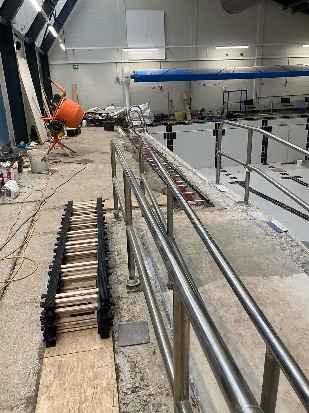 Drainage-channel grating rails along the pool edge, fixed in ARDEX A 38 screed.