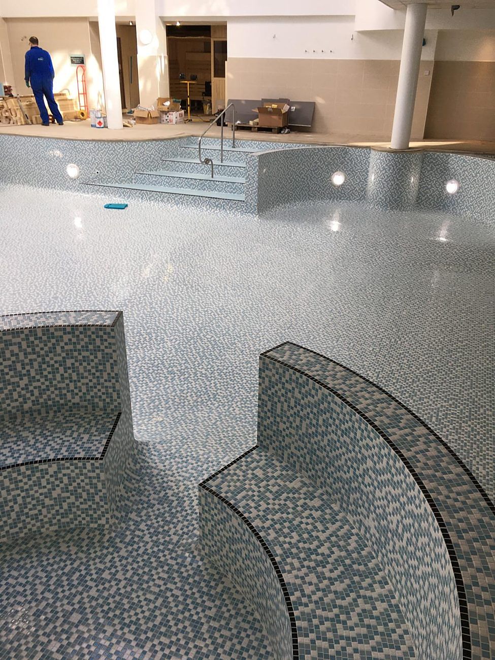 The completed spa seating and pool floor.