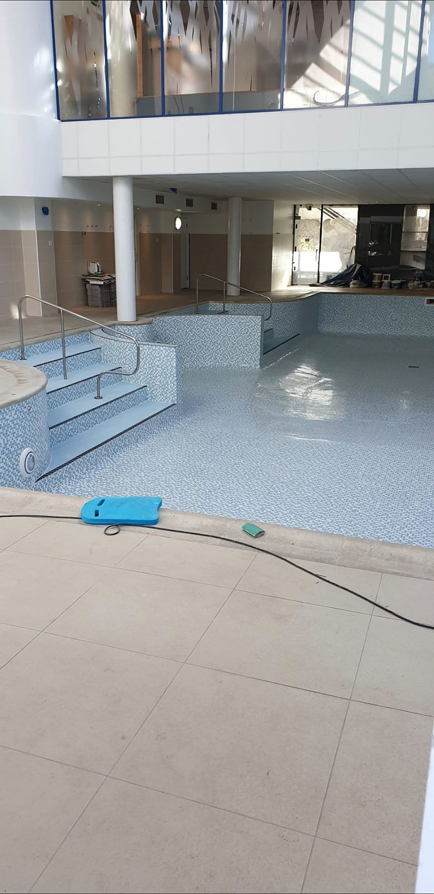 Entry steps and handrails beside the curved spa seating.